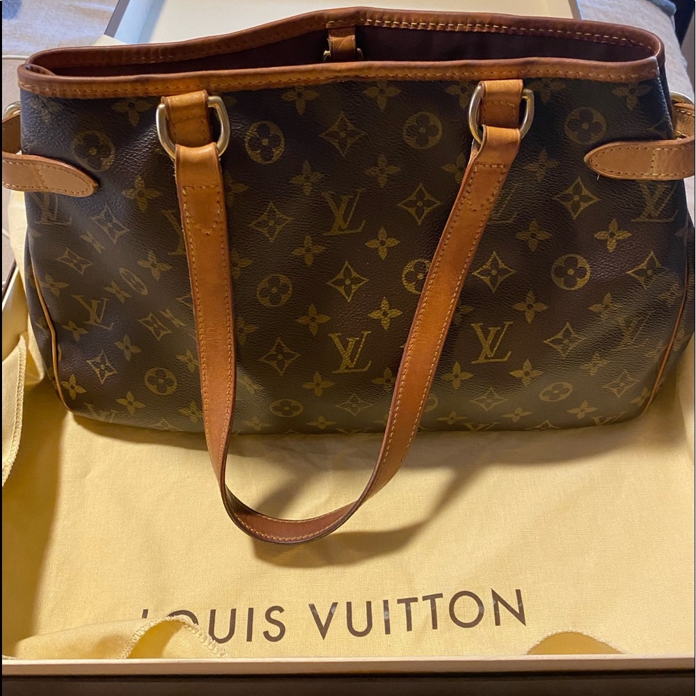 A  LV. PURSE IN GREAT CONDITION .